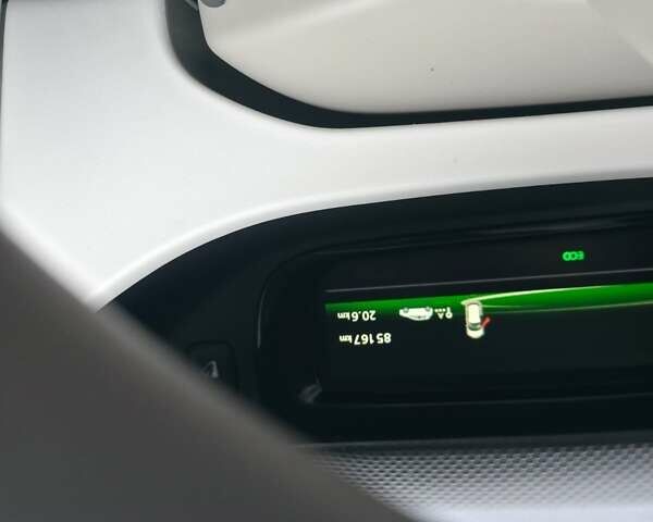 Белый Рено Зое, объемом двигателя 0 л и пробегом 85 тыс. км за 7999 $, фото 13 на Automoto.ua