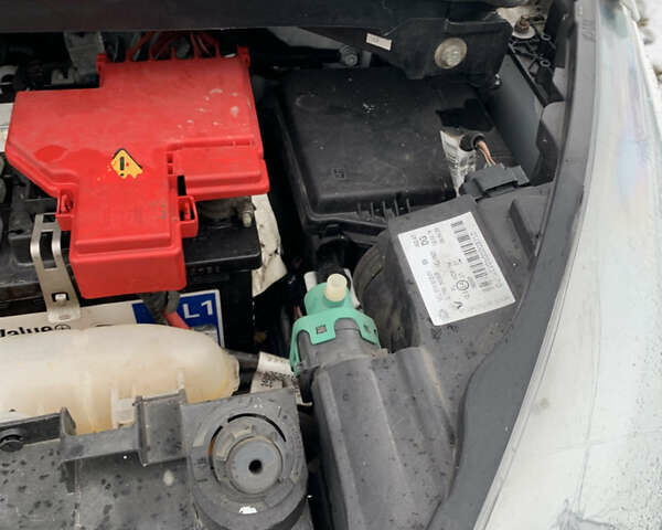 Белый Рено Зое, объемом двигателя 0 л и пробегом 159 тыс. км за 9200 $, фото 45 на Automoto.ua