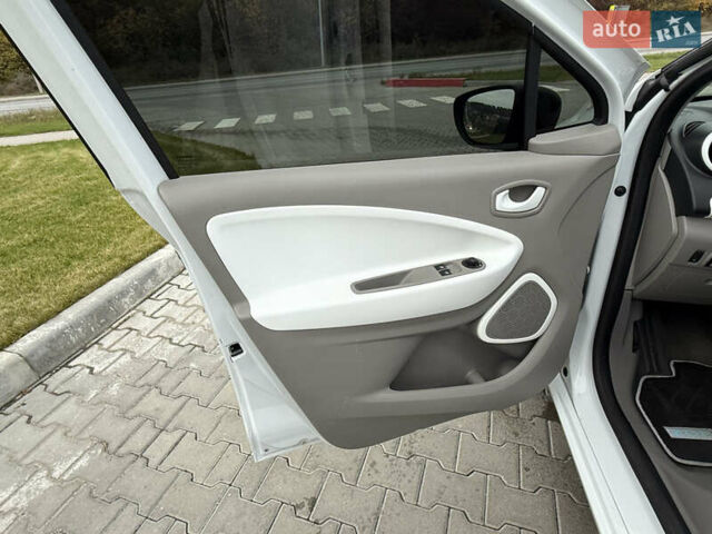 Белый Рено Зое, объемом двигателя 0 л и пробегом 11 тыс. км за 10499 $, фото 14 на Automoto.ua