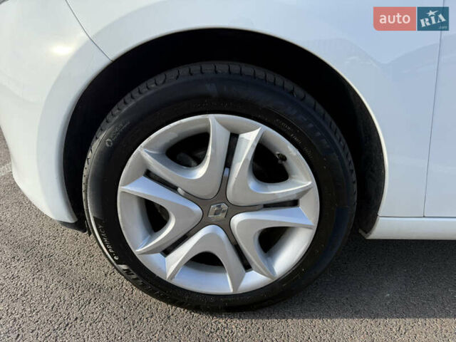 Белый Рено Зое, объемом двигателя 0 л и пробегом 112 тыс. км за 8900 $, фото 32 на Automoto.ua