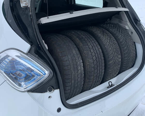 Белый Рено Зое, объемом двигателя 0 л и пробегом 159 тыс. км за 9200 $, фото 39 на Automoto.ua