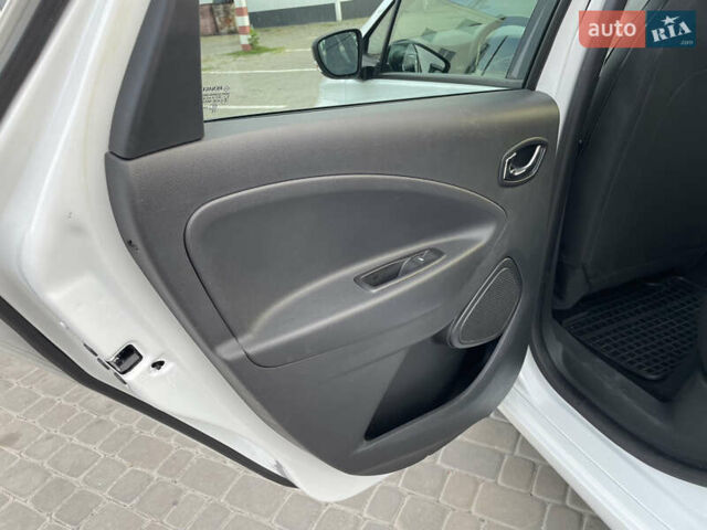 Белый Рено Зое, объемом двигателя 0 л и пробегом 84 тыс. км за 10500 $, фото 53 на Automoto.ua