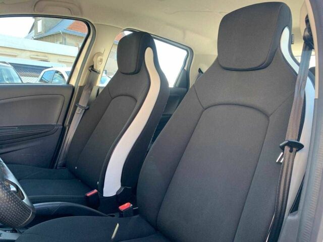 Белый Рено Зое, объемом двигателя 0 л и пробегом 62 тыс. км за 9399 $, фото 13 на Automoto.ua