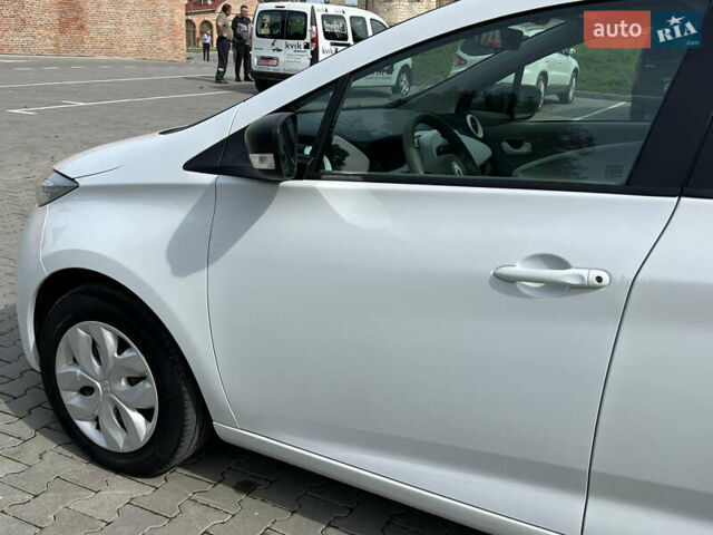 Белый Рено Зое, объемом двигателя 0 л и пробегом 25 тыс. км за 9700 $, фото 15 на Automoto.ua