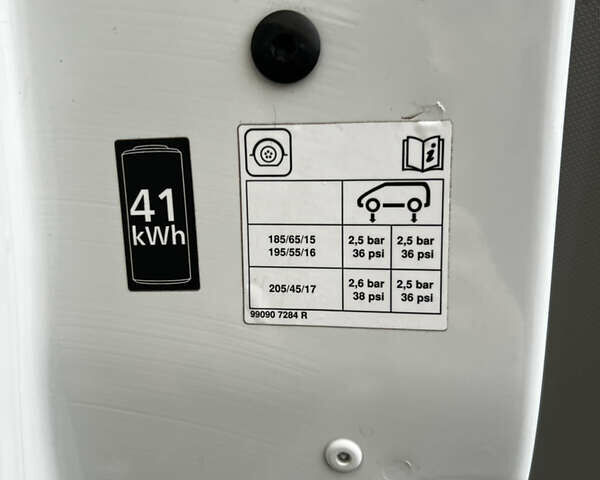 Білий Рено Зое, об'ємом двигуна 0 л та пробігом 109 тис. км за 8900 $, фото 53 на Automoto.ua