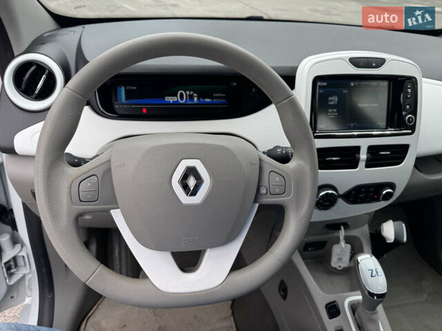 Білий Рено Зое, об'ємом двигуна 0 л та пробігом 60 тис. км за 10190 $, фото 12 на Automoto.ua