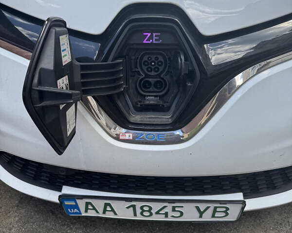 Белый Рено Зое, объемом двигателя 0 л и пробегом 208 тыс. км за 11700 $, фото 4 на Automoto.ua