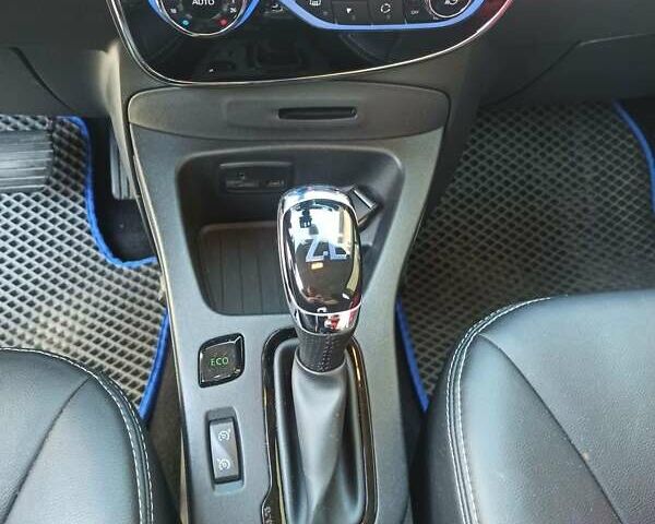 Белый Рено Зое, объемом двигателя 0 л и пробегом 48 тыс. км за 11850 $, фото 12 на Automoto.ua