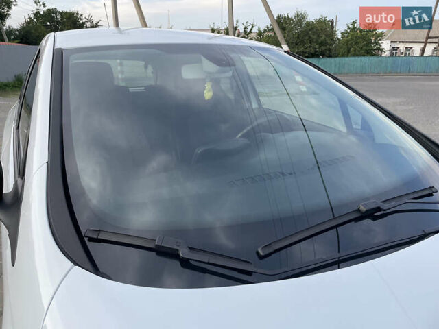 Белый Рено Зое, объемом двигателя 0 л и пробегом 84 тыс. км за 10500 $, фото 35 на Automoto.ua