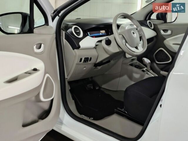 Белый Рено Зое, объемом двигателя 0 л и пробегом 50 тыс. км за 10300 $, фото 11 на Automoto.ua
