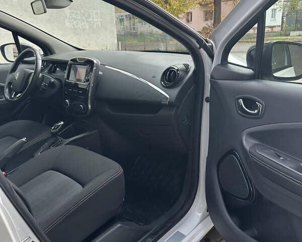 Білий Рено Зое, об'ємом двигуна 0 л та пробігом 102 тис. км за 9500 $, фото 9 на Automoto.ua