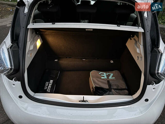 Белый Рено Зое, объемом двигателя 0 л и пробегом 40 тыс. км за 9999 $, фото 34 на Automoto.ua