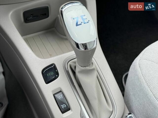 Белый Рено Зое, объемом двигателя 0 л и пробегом 60 тыс. км за 10300 $, фото 31 на Automoto.ua