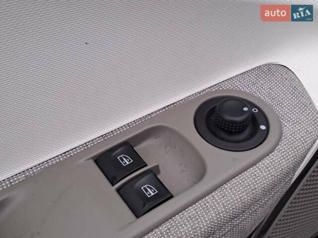 Белый Рено Зое, объемом двигателя 0 л и пробегом 116 тыс. км за 10640 $, фото 9 на Automoto.ua