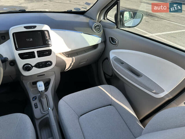Белый Рено Зое, объемом двигателя 0 л и пробегом 27 тыс. км за 11500 $, фото 11 на Automoto.ua