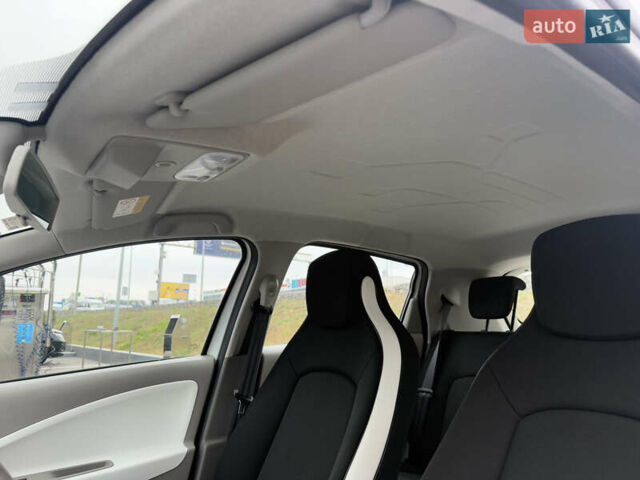 Белый Рено Зое, объемом двигателя 0 л и пробегом 40 тыс. км за 9999 $, фото 24 на Automoto.ua