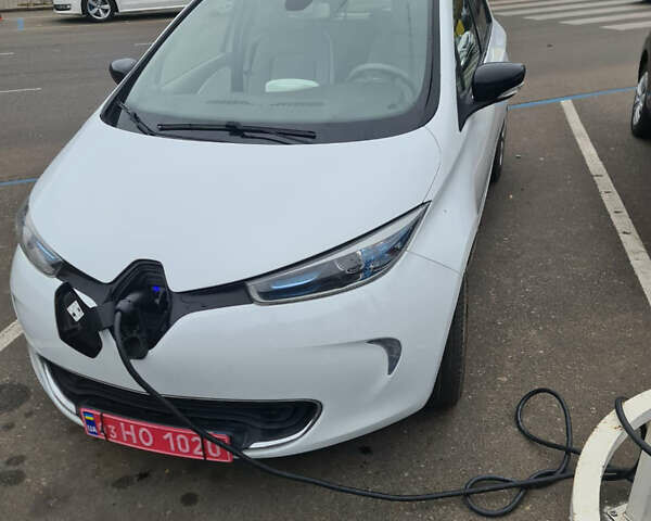 Белый Рено Зое, объемом двигателя 0 л и пробегом 113 тыс. км за 10000 $, фото 1 на Automoto.ua