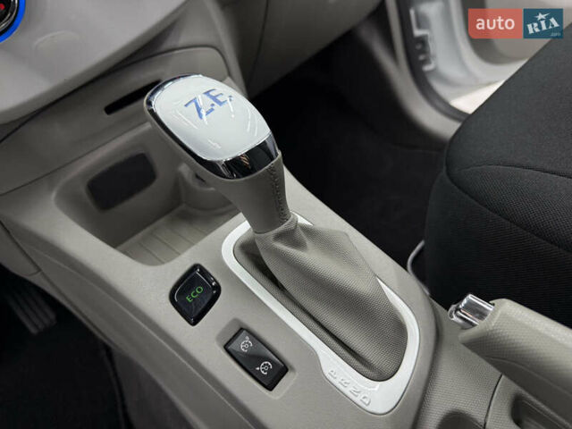 Белый Рено Зое, объемом двигателя 0 л и пробегом 21 тыс. км за 9950 $, фото 36 на Automoto.ua