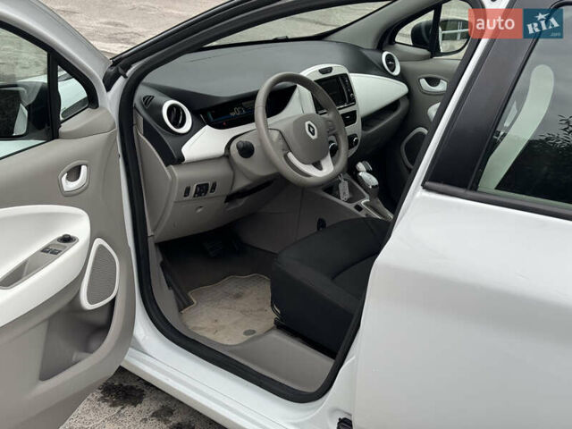 Білий Рено Зое, об'ємом двигуна 0 л та пробігом 60 тис. км за 10190 $, фото 11 на Automoto.ua