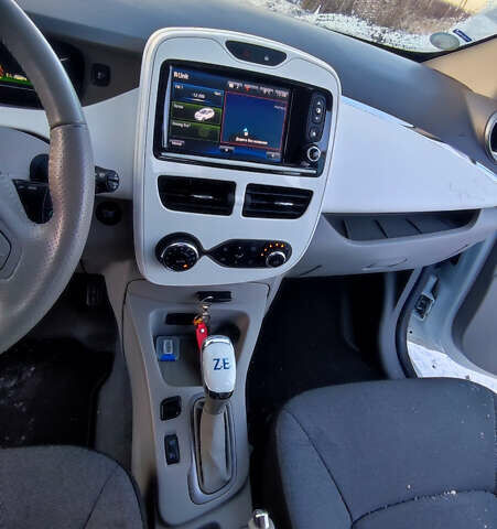 Белый Рено Зое, объемом двигателя 0 л и пробегом 66 тыс. км за 10200 $, фото 15 на Automoto.ua