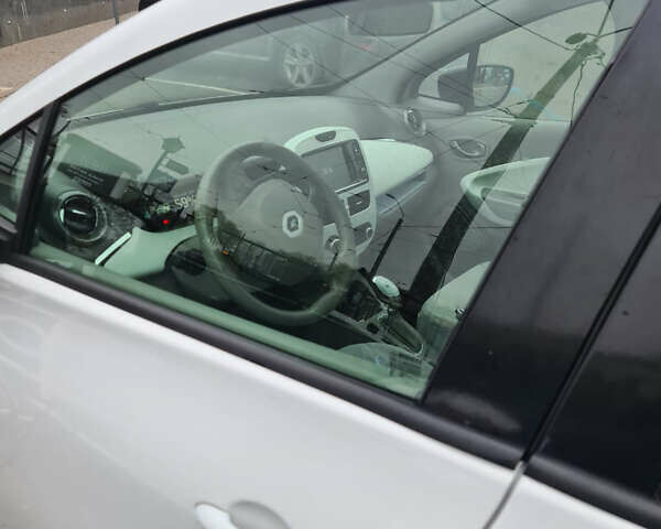 Белый Рено Зое, объемом двигателя 0 л и пробегом 113 тыс. км за 10000 $, фото 9 на Automoto.ua