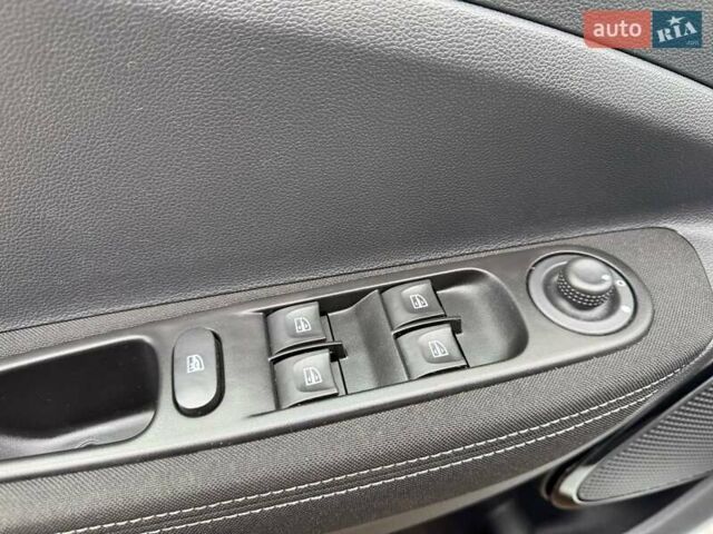 Белый Рено Зое, объемом двигателя 0 л и пробегом 62 тыс. км за 10350 $, фото 8 на Automoto.ua