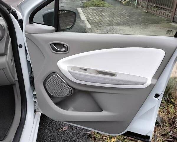 Білий Рено Зое, об'ємом двигуна 0 л та пробігом 93 тис. км за 9399 $, фото 14 на Automoto.ua