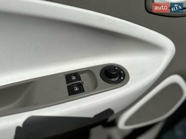 Белый Рено Зое, объемом двигателя 0 л и пробегом 59 тыс. км за 10500 $, фото 15 на Automoto.ua