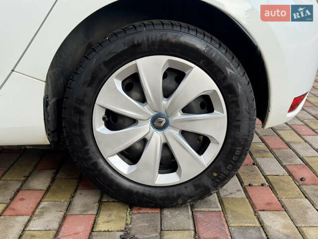 Белый Рено Зое, объемом двигателя 0 л и пробегом 55 тыс. км за 9500 $, фото 22 на Automoto.ua