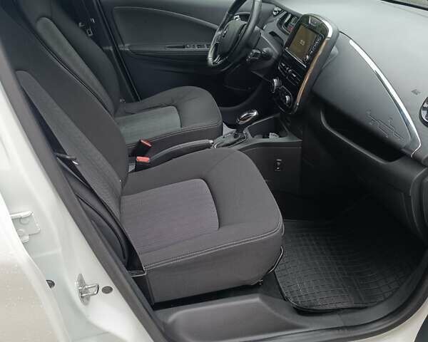 Белый Рено Зое, объемом двигателя 0 л и пробегом 139 тыс. км за 8899 $, фото 2 на Automoto.ua