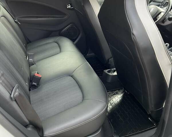 Белый Рено Зое, объемом двигателя 0 л и пробегом 70 тыс. км за 11000 $, фото 10 на Automoto.ua