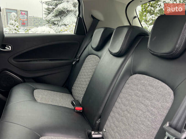 Белый Рено Зое, объемом двигателя 0 л и пробегом 120 тыс. км за 12999 $, фото 21 на Automoto.ua