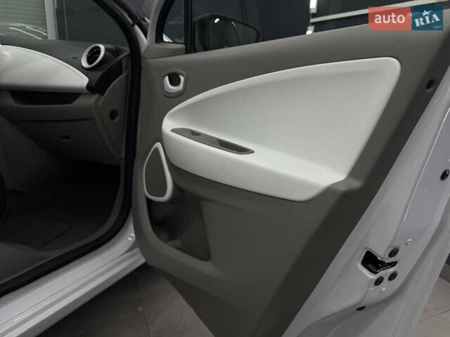 Белый Рено Зое, объемом двигателя 0 л и пробегом 53 тыс. км за 9900 $, фото 24 на Automoto.ua
