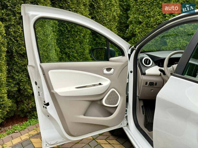 Белый Рено Зое, объемом двигателя 0 л и пробегом 38 тыс. км за 10200 $, фото 12 на Automoto.ua