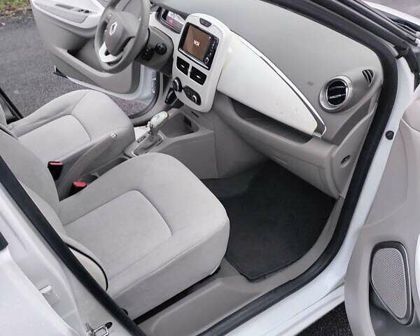 Білий Рено Зое, об'ємом двигуна 0 л та пробігом 93 тис. км за 9399 $, фото 18 на Automoto.ua