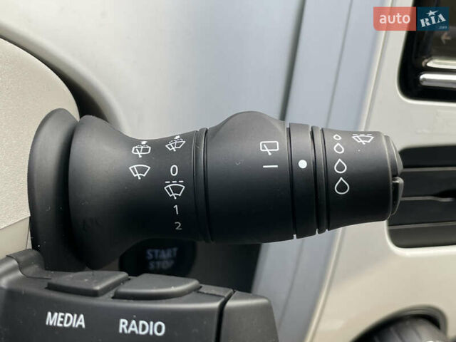 Білий Рено Зое, об'ємом двигуна 0 л та пробігом 28 тис. км за 9355 $, фото 44 на Automoto.ua
