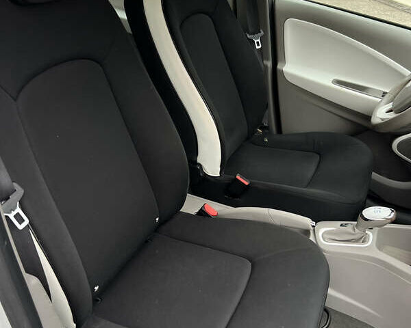 Белый Рено Зое, объемом двигателя 0 л и пробегом 140 тыс. км за 8550 $, фото 12 на Automoto.ua