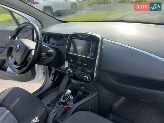 Белый Рено Зое, объемом двигателя 0 л и пробегом 102 тыс. км за 9500 $, фото 5 на Automoto.ua