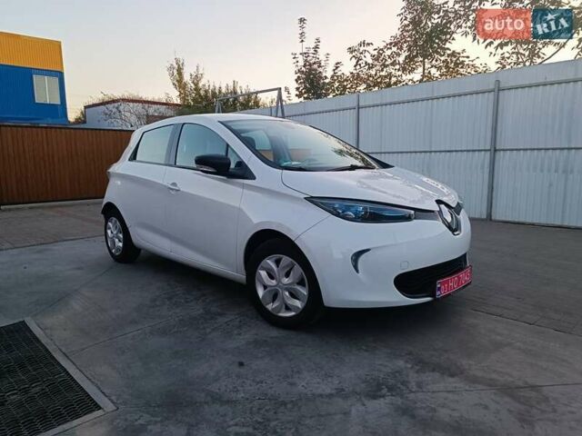 Белый Рено Зое, объемом двигателя 0 л и пробегом 65 тыс. км за 10250 $, фото 1 на Automoto.ua