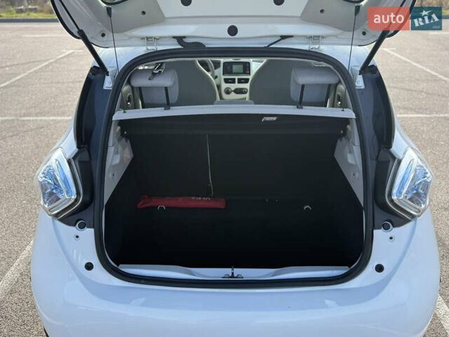 Белый Рено Зое, объемом двигателя 0 л и пробегом 112 тыс. км за 8900 $, фото 14 на Automoto.ua