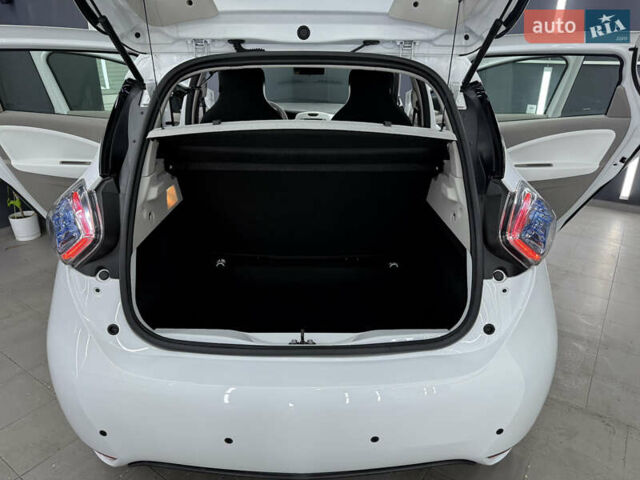 Белый Рено Зое, объемом двигателя 0 л и пробегом 21 тыс. км за 9950 $, фото 23 на Automoto.ua