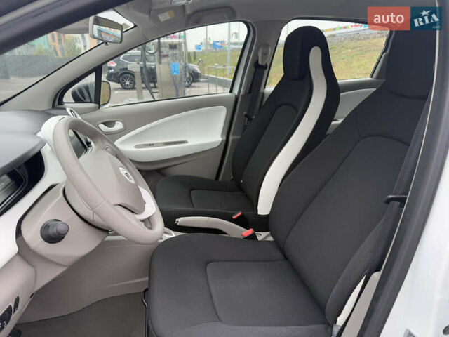 Белый Рено Зое, объемом двигателя 0 л и пробегом 40 тыс. км за 9999 $, фото 29 на Automoto.ua