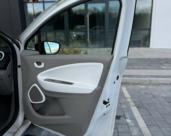 Белый Рено Зое, объемом двигателя 0 л и пробегом 67 тыс. км за 9500 $, фото 38 на Automoto.ua