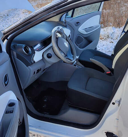 Белый Рено Зое, объемом двигателя 0 л и пробегом 66 тыс. км за 10200 $, фото 21 на Automoto.ua