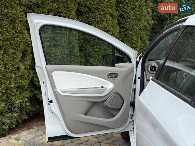 Белый Рено Зое, объемом двигателя 0 л и пробегом 60 тыс. км за 10300 $, фото 15 на Automoto.ua