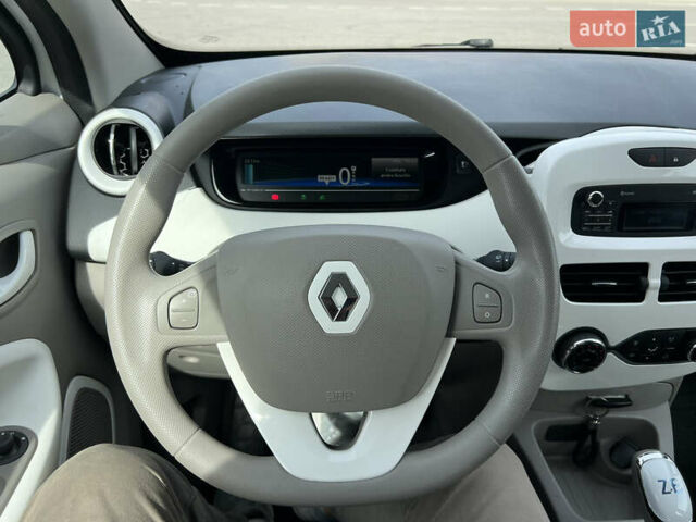 Белый Рено Зое, объемом двигателя 0 л и пробегом 25 тыс. км за 9700 $, фото 30 на Automoto.ua