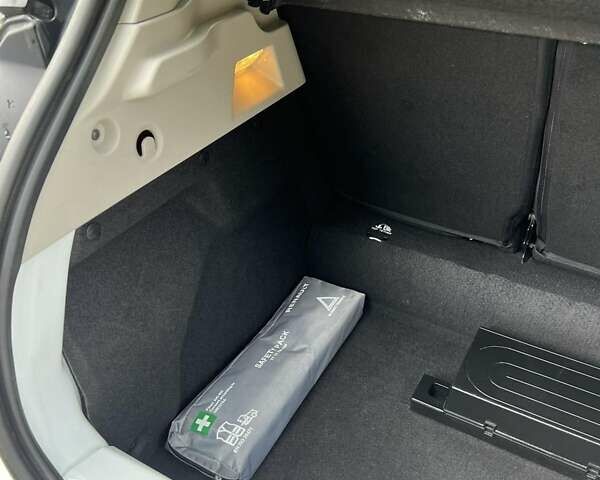 Белый Рено Зое, объемом двигателя 0 л и пробегом 70 тыс. км за 11000 $, фото 11 на Automoto.ua