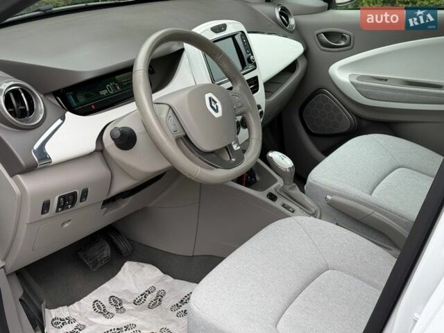 Белый Рено Зое, объемом двигателя 0 л и пробегом 60 тыс. км за 10300 $, фото 13 на Automoto.ua