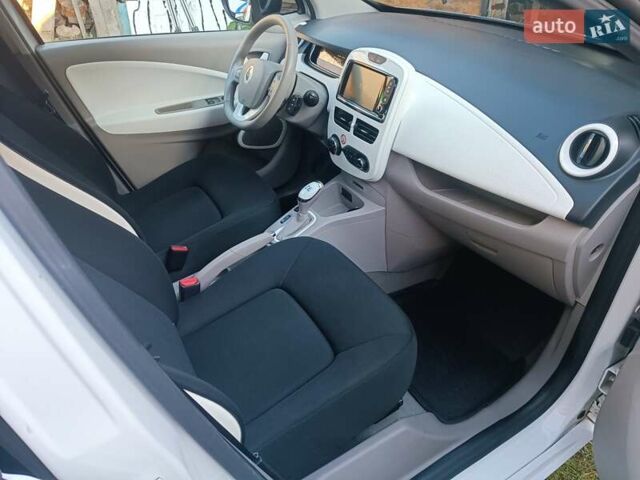 Белый Рено Зое, объемом двигателя 0 л и пробегом 65 тыс. км за 10250 $, фото 39 на Automoto.ua