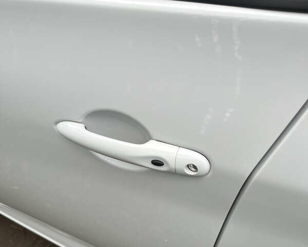 Белый Рено Зое, объемом двигателя 0 л и пробегом 64 тыс. км за 11450 $, фото 27 на Automoto.ua